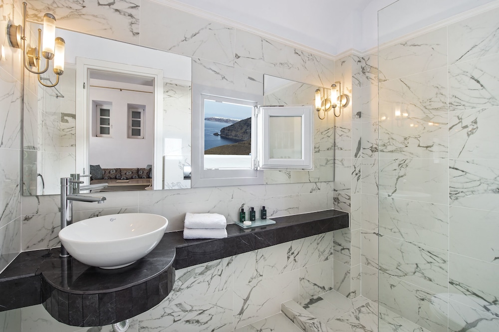 Royal Suite with Outdoor Hot Tub - Photo 13