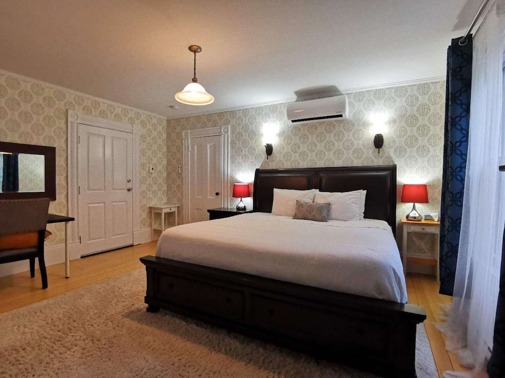 Classic Room, 1 King Bed photo 3