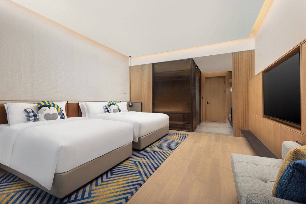 Standard Room, 1 King Bed, Lake View photo 2