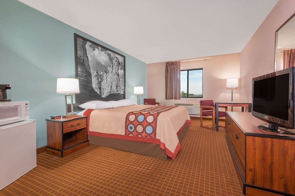 Room, 1 King Bed, Microwave - Photo 1