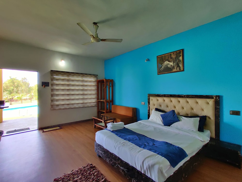 Deluxe Pool View Room