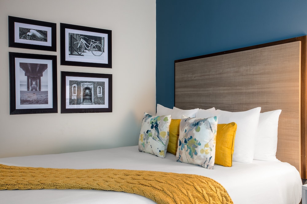 Room, 1 King Bed, Accessible (Communications, Mobil, Roll-In Shower) photo 3