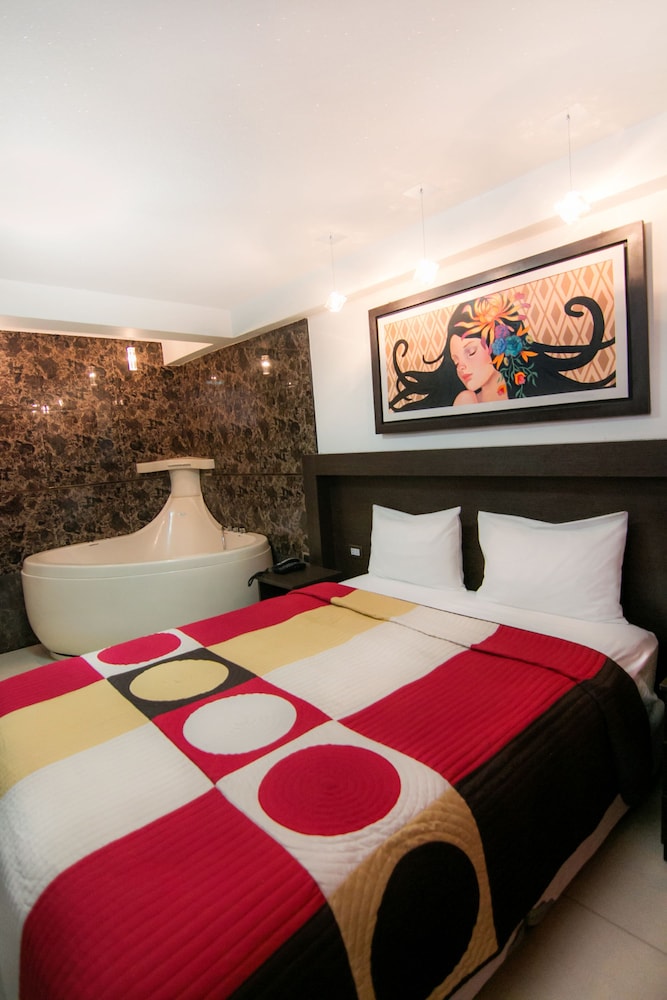 Double Room, 1 Queen Bed, Bathtub photo 2