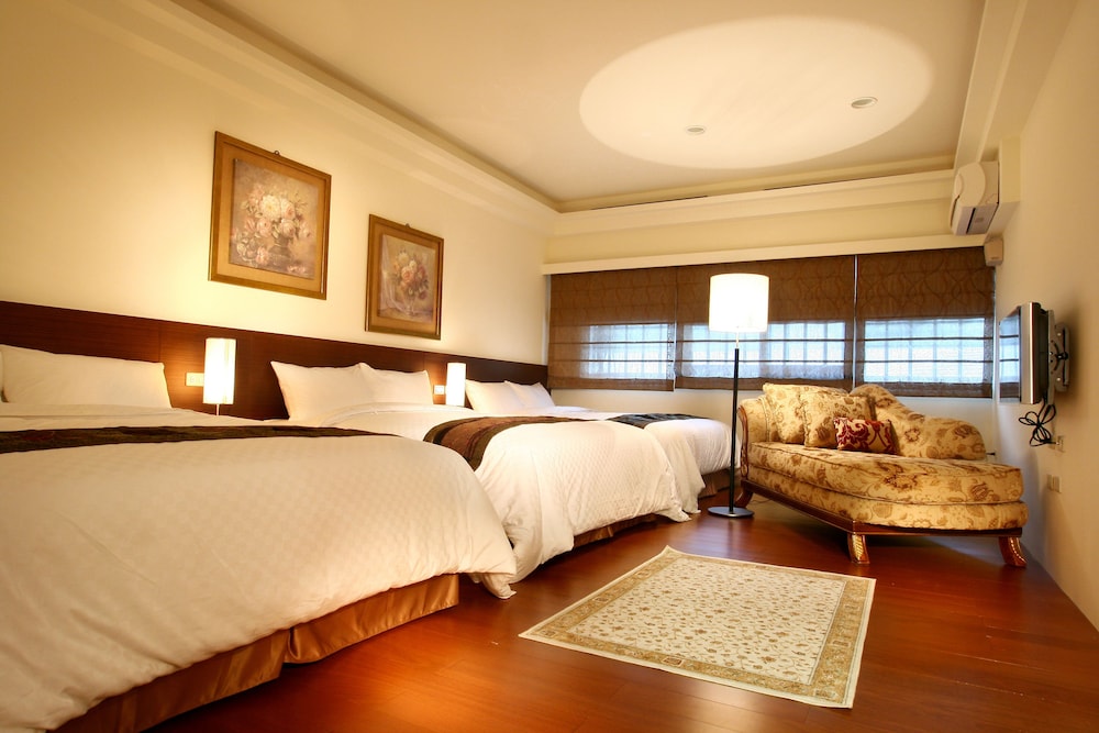 Family Studio Suite, Multiple Beds, Balcony, Mountain View photo 1
