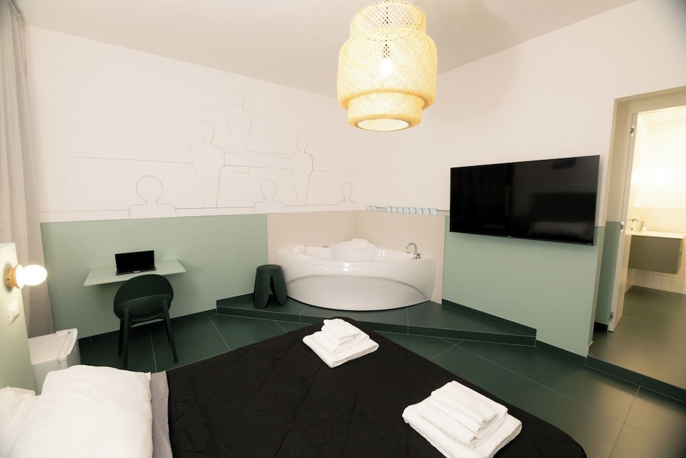 Deluxe Studio Suite, 1 Queen Bed, Non Smoking, Jetted Tub