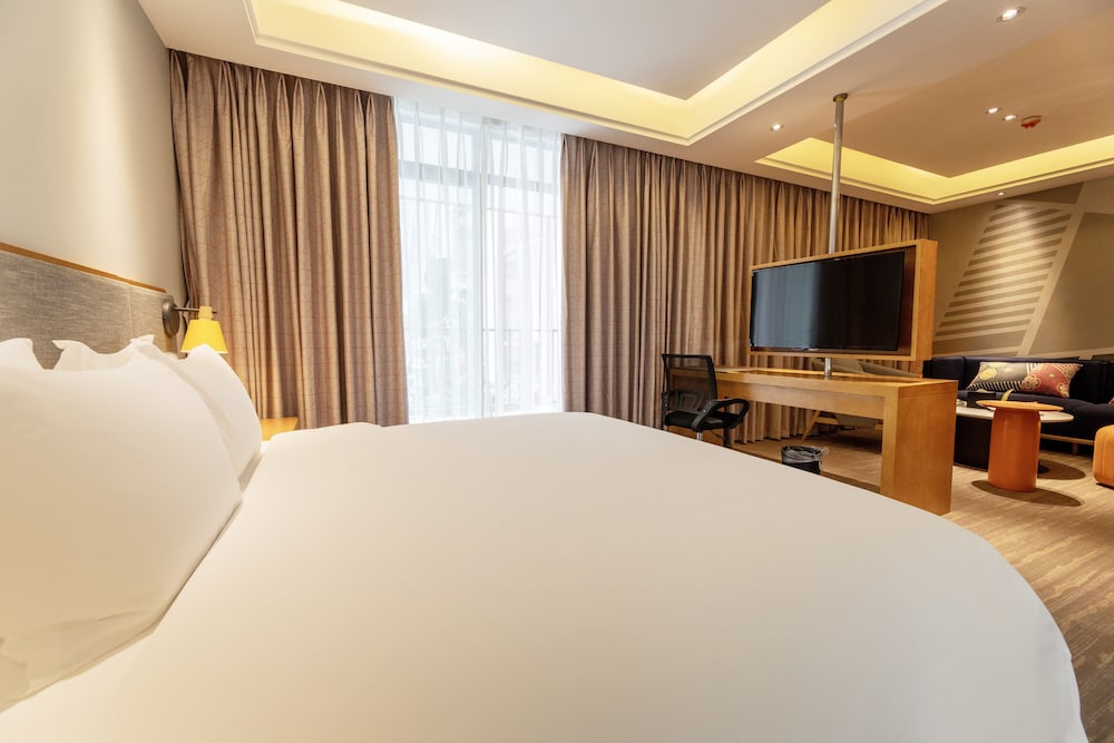Suite, 1 King Bed, Balcony photo 2