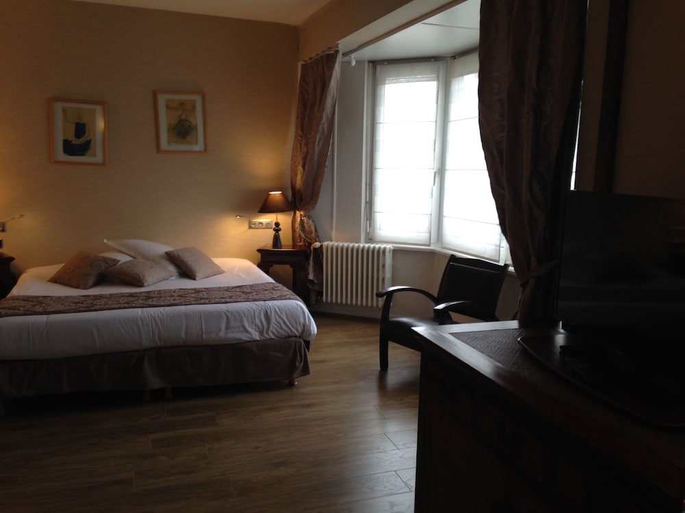 Suite, 1 King Bed - Photo 3