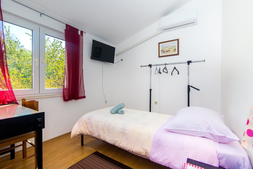 Room (S2) photo 3