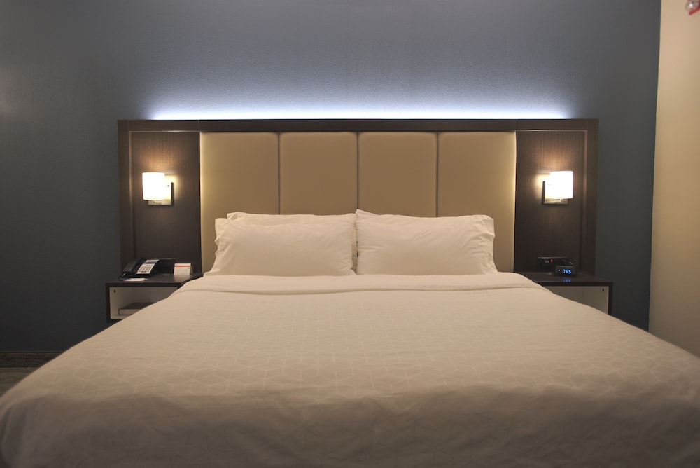 Suite, 1 King Bed, Accessible, Jetted Tub photo 3