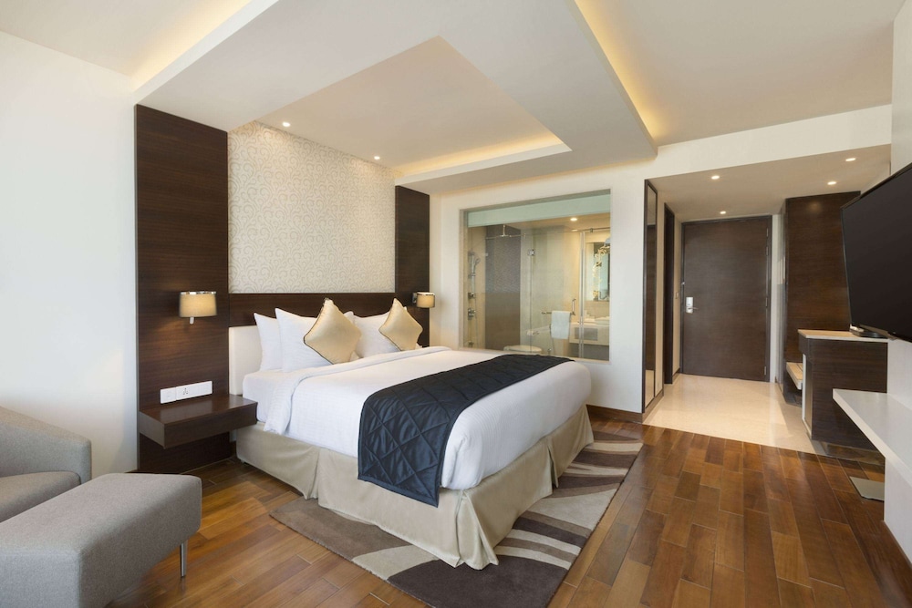 Deluxe Room, 1 King Bed photo 1