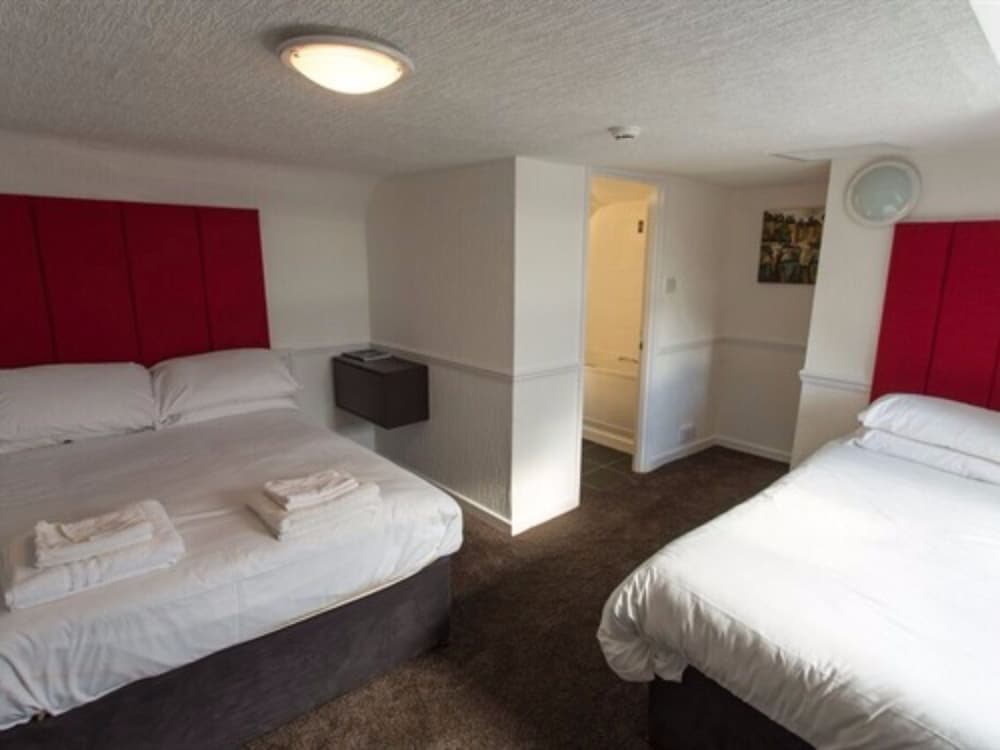 Twin Room, 2 Twin Beds, Ensuite photo 2