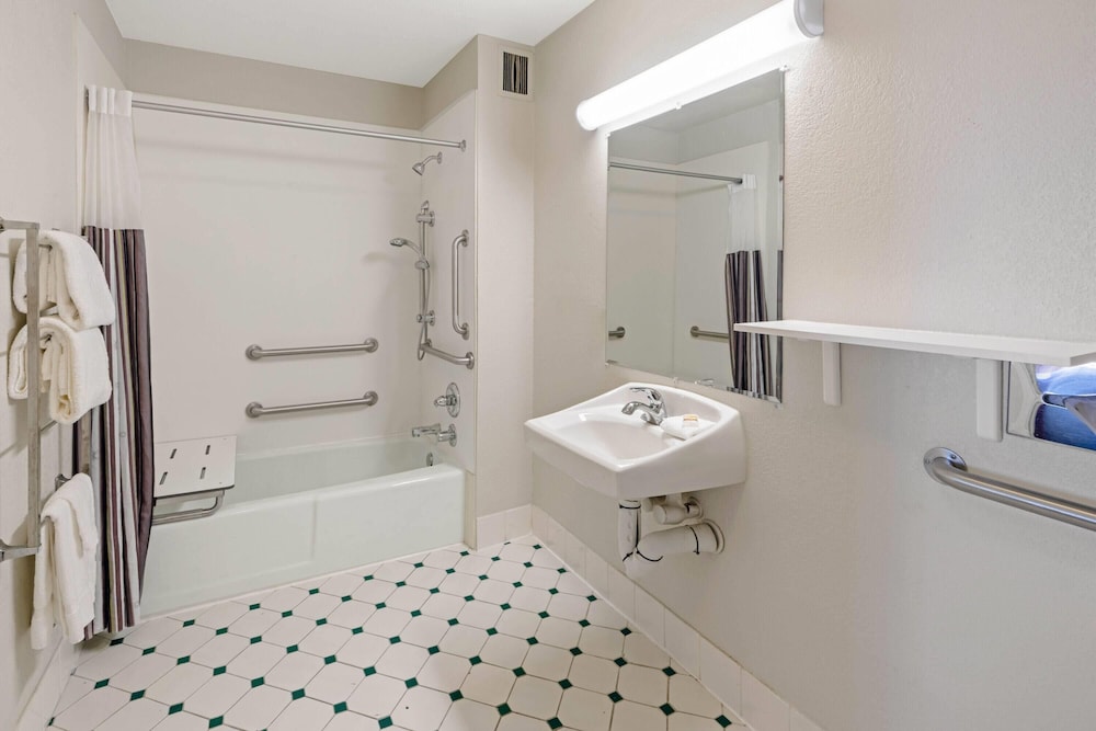 Room, 1 King Bed, Mobility Accessible, Non Smoking (Bathtub W/grab Bars) - Photo 5