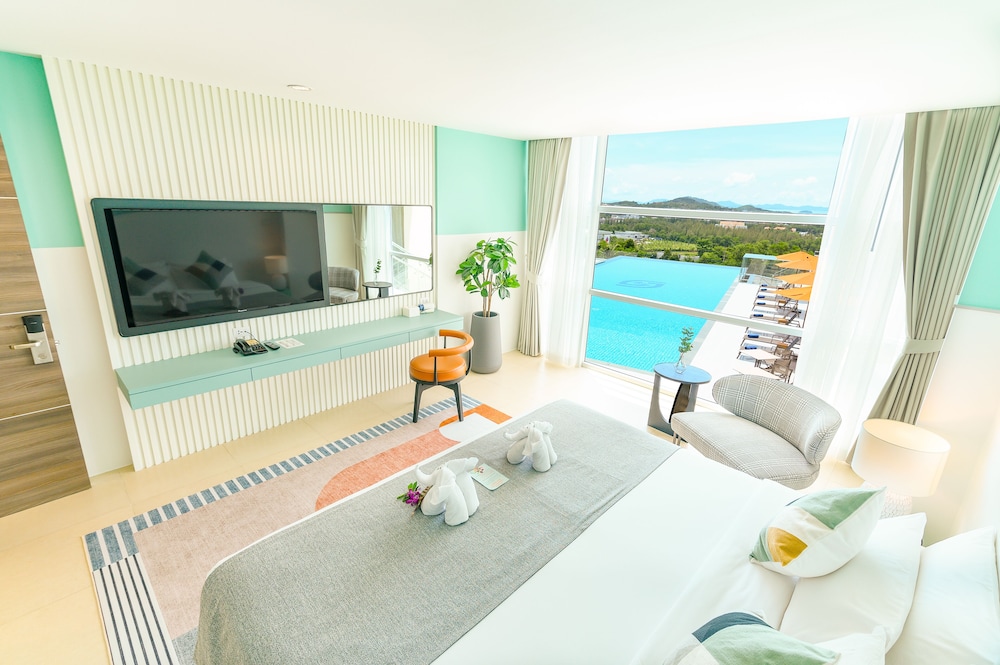 Superior Room, Pool View - Photo 12