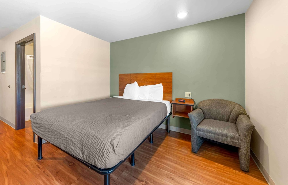 Standard Studio, 1 Queen Bed, Non Smoking, Refrigerator & Microwave photo 2