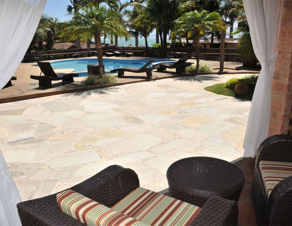 Family Room, 1 King Bed, Hot Tub, Pool View - Photo 3