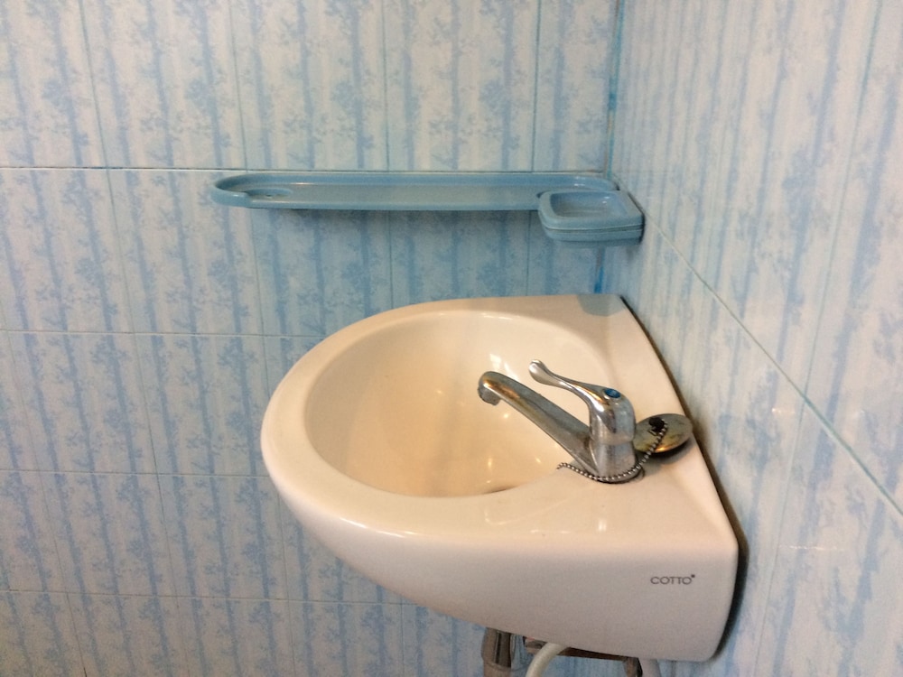Economy Double Room (No Air Conditioning) photo 3