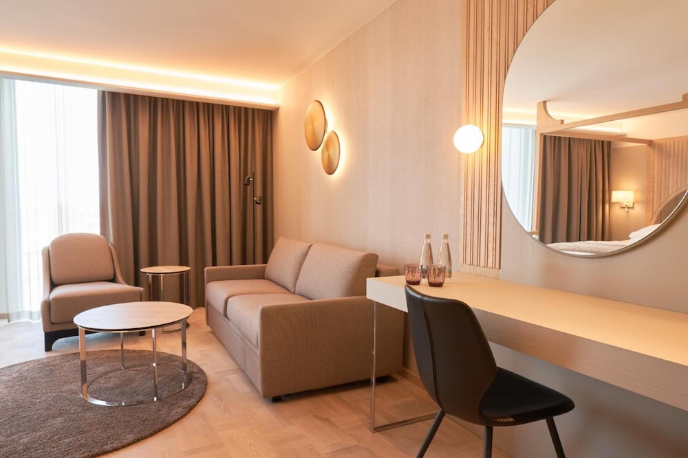 Deluxe Double Room, 1 King Bed with Sofa bed - Photo 4