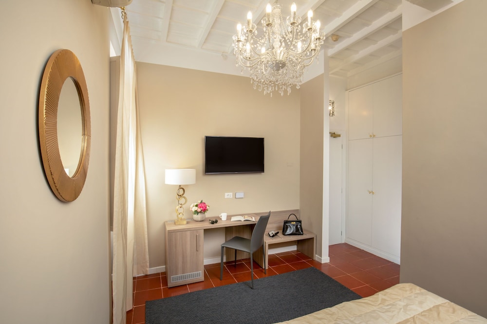 Deluxe Double Room, 1 Queen Bed, Bathtub photo 2