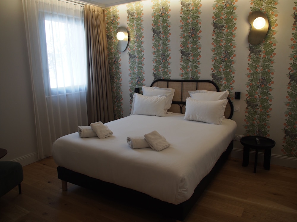 Superior Suite, 1 Queen Bed with Sofa bed - Photo 1