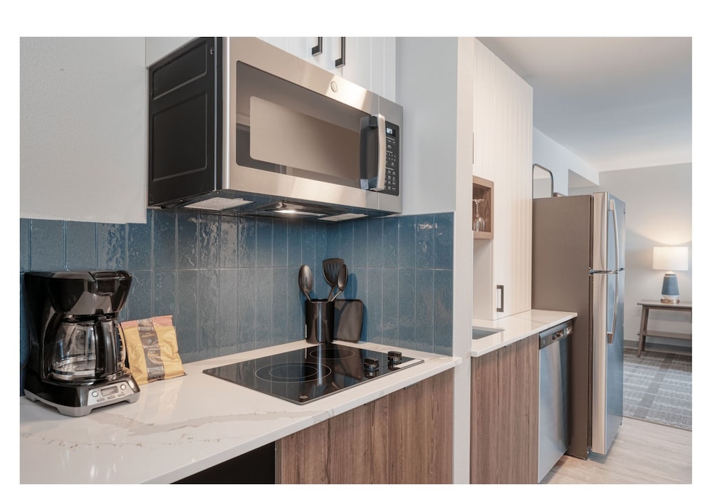 Suite, 1 King Bed, Kitchen (Dining and Kitchen Areas)