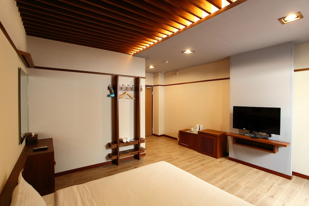 Standard Room, 1 Queen Bed, Non Smoking (103) photo 1