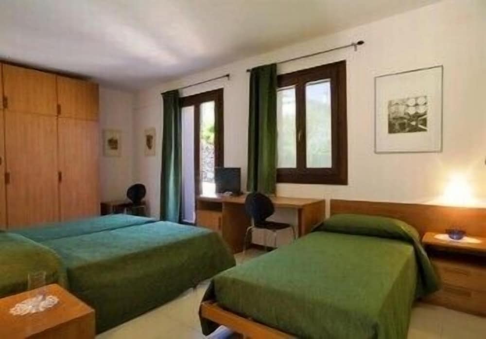 Standard Triple Room photo 2