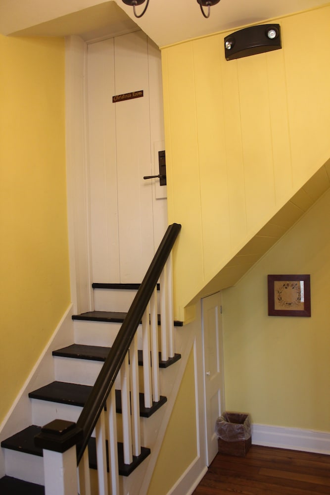 Classic Room, In the Hillside Cottages, 1 Queen Bed and 2 Twin Beds, Non Smoking photo 2