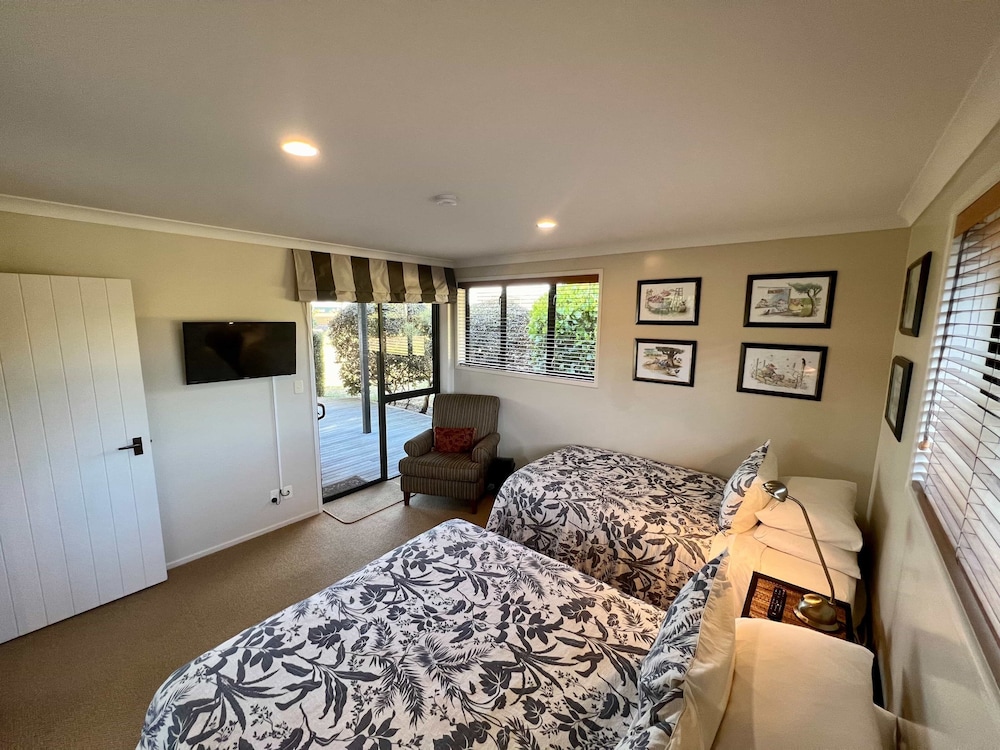 Family Suite, 2 Bedrooms, Private Bathroom, Garden View photo 2
