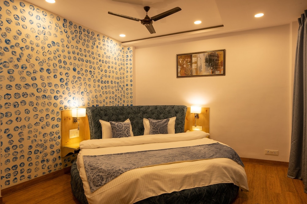 Honeymoon Suite - Photo 7
