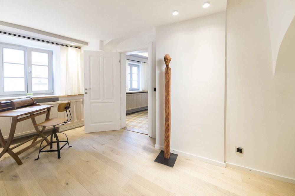 Suite - Photo 3
