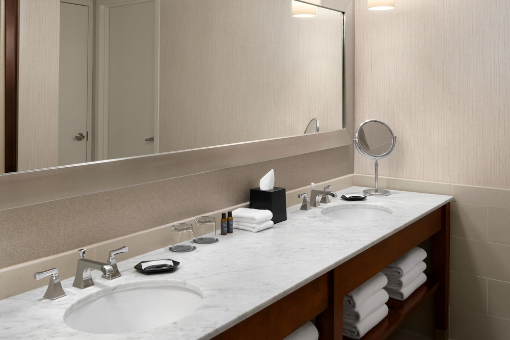 Suite, 1 Bedroom - Photo 6