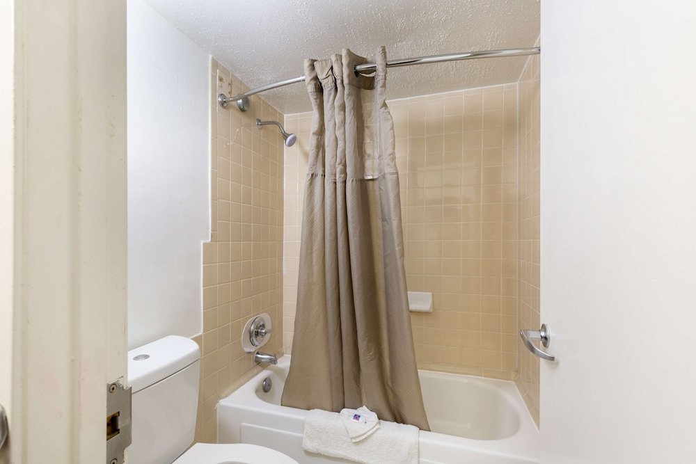 Deluxe Room, 2 Queen Beds, Non Smoking, Refrigerator & Microwave - Photo 10