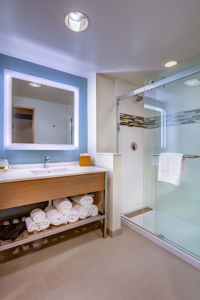 Standard Room, 2 Queen Beds, Lake View - Photo 5