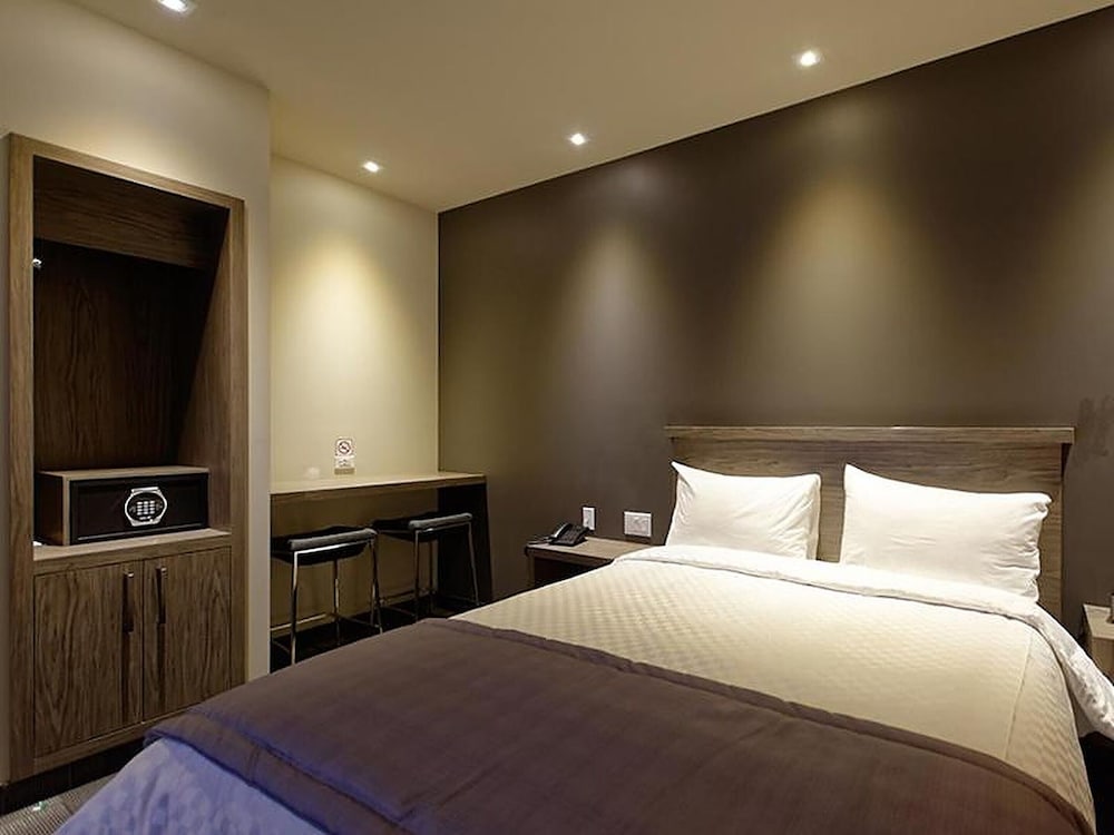 Superior Room, 1 Queen Bed, Accessible photo 3
