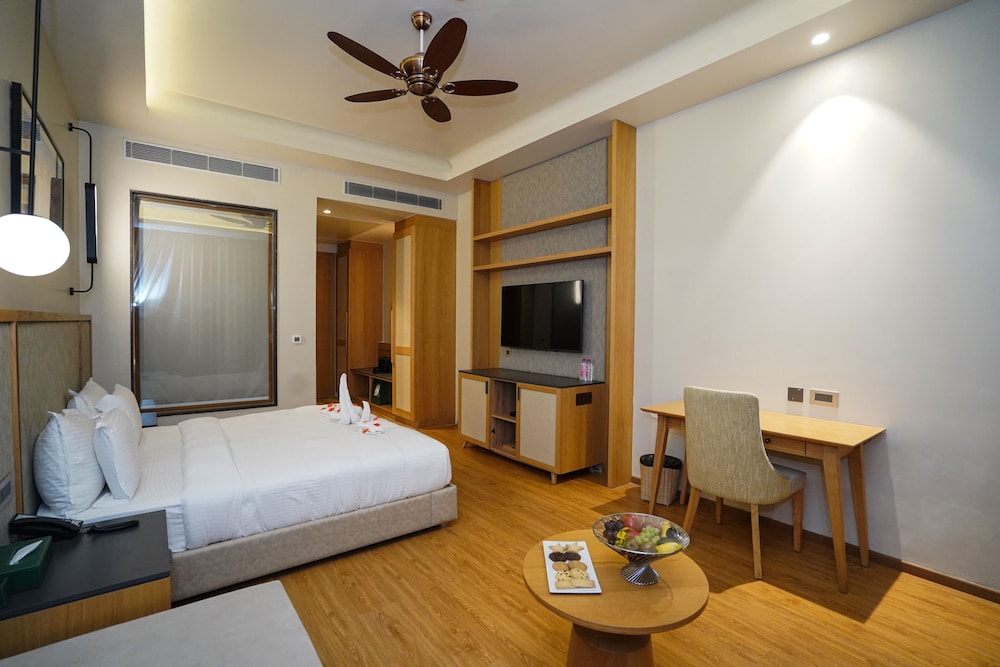 Elegant Room with Balcony - Photo 4