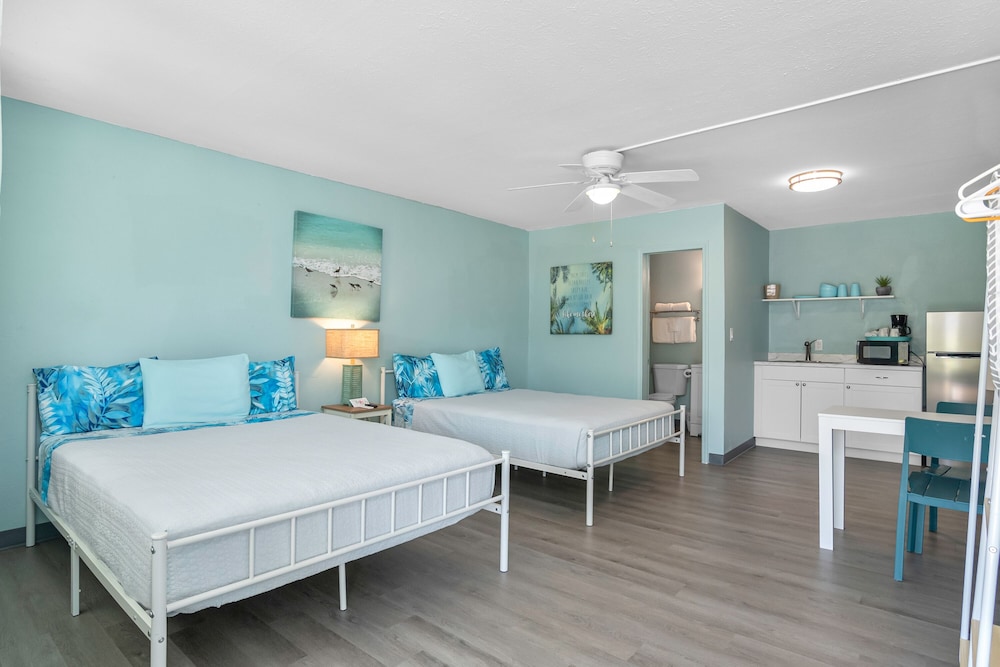 Deluxe Studio, Multiple Beds, Kitchenette