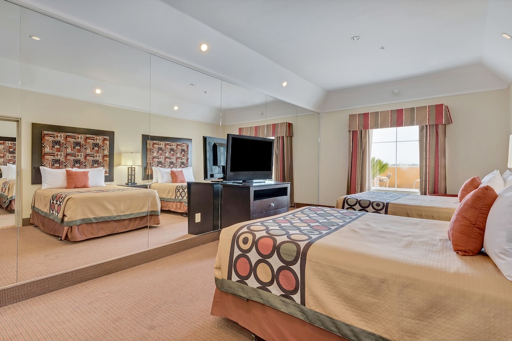 Room, Multiple Beds, Refrigerator - Photo 3