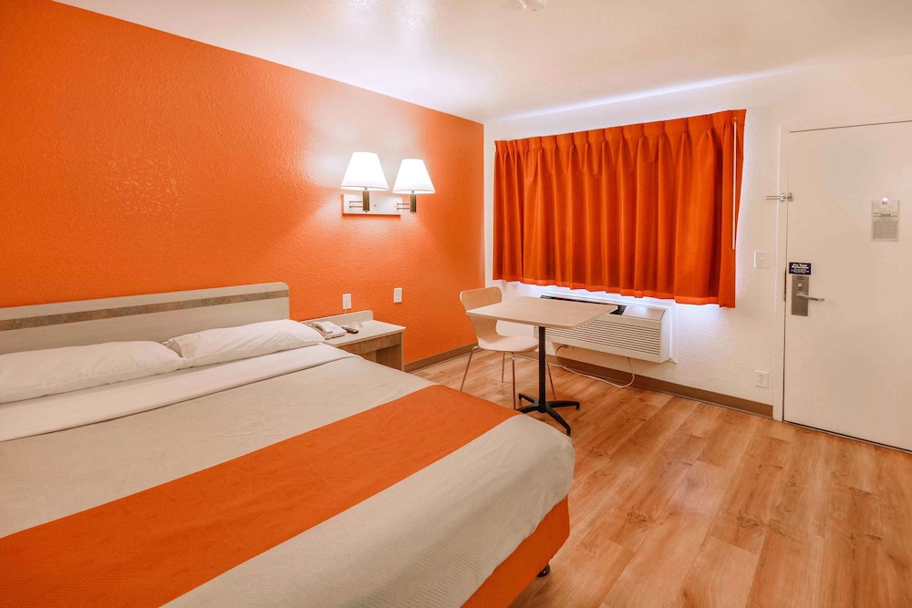 Standard Room, 1 Queen Bed, Non Smoking photo 3
