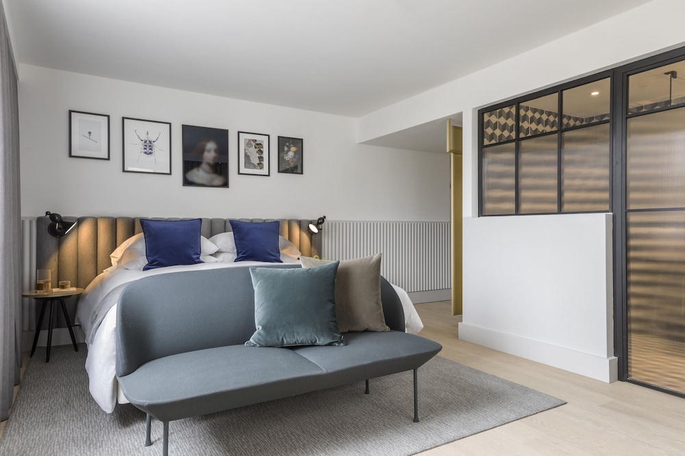 Premium Room, 1 King Bed (Street View)