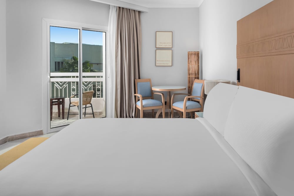 Premium Room, 1 King Bed, Pool View - Photo 2