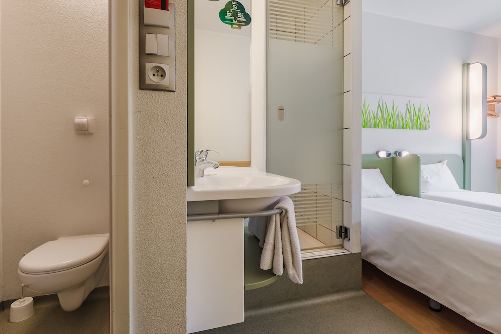 Standard Triple Room, 3 Twin Beds - Photo 6