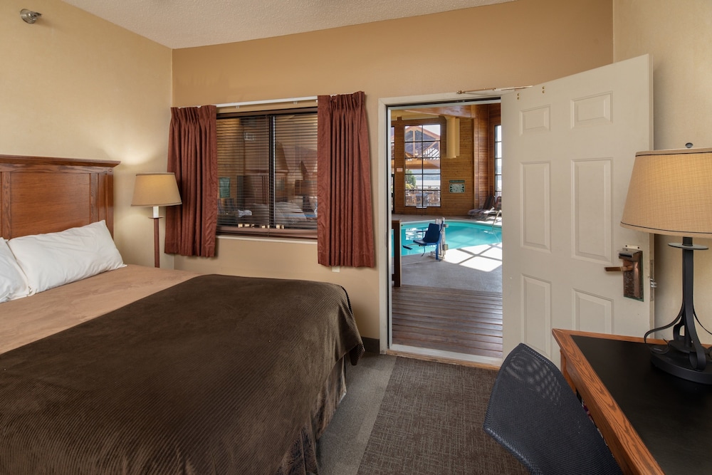 Standard Room, 2 Queen Beds, Pool View, Poolside (2 Queens Poolside) - Photo 3