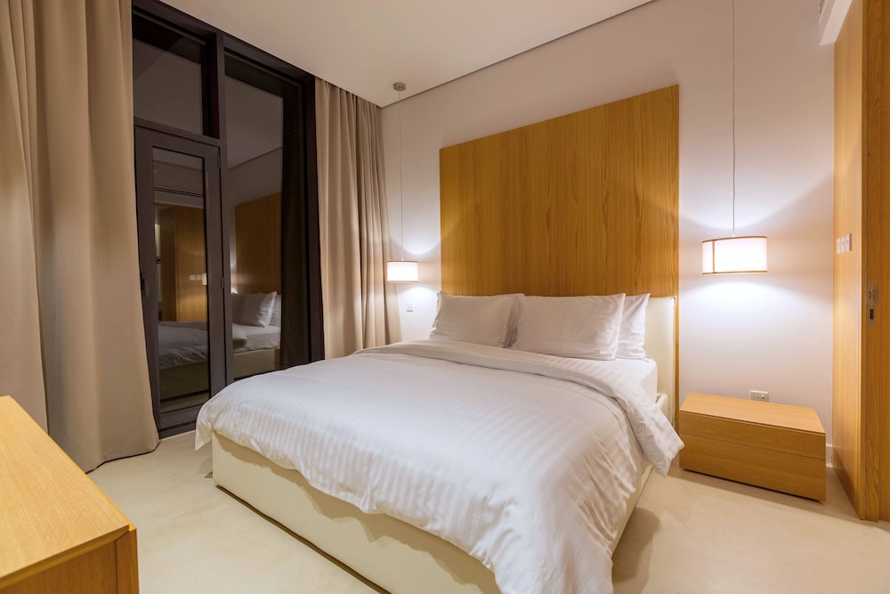 Standard Suite, 1 King Bed photo 3