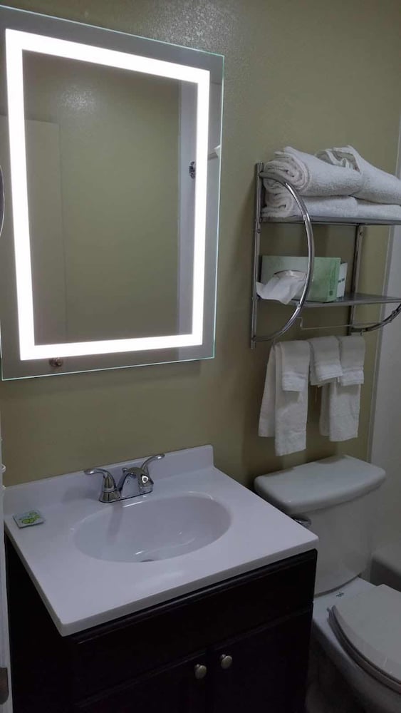 Basic Double Room, 2 Queen Beds, Refrigerator & Microwave - Photo 4
