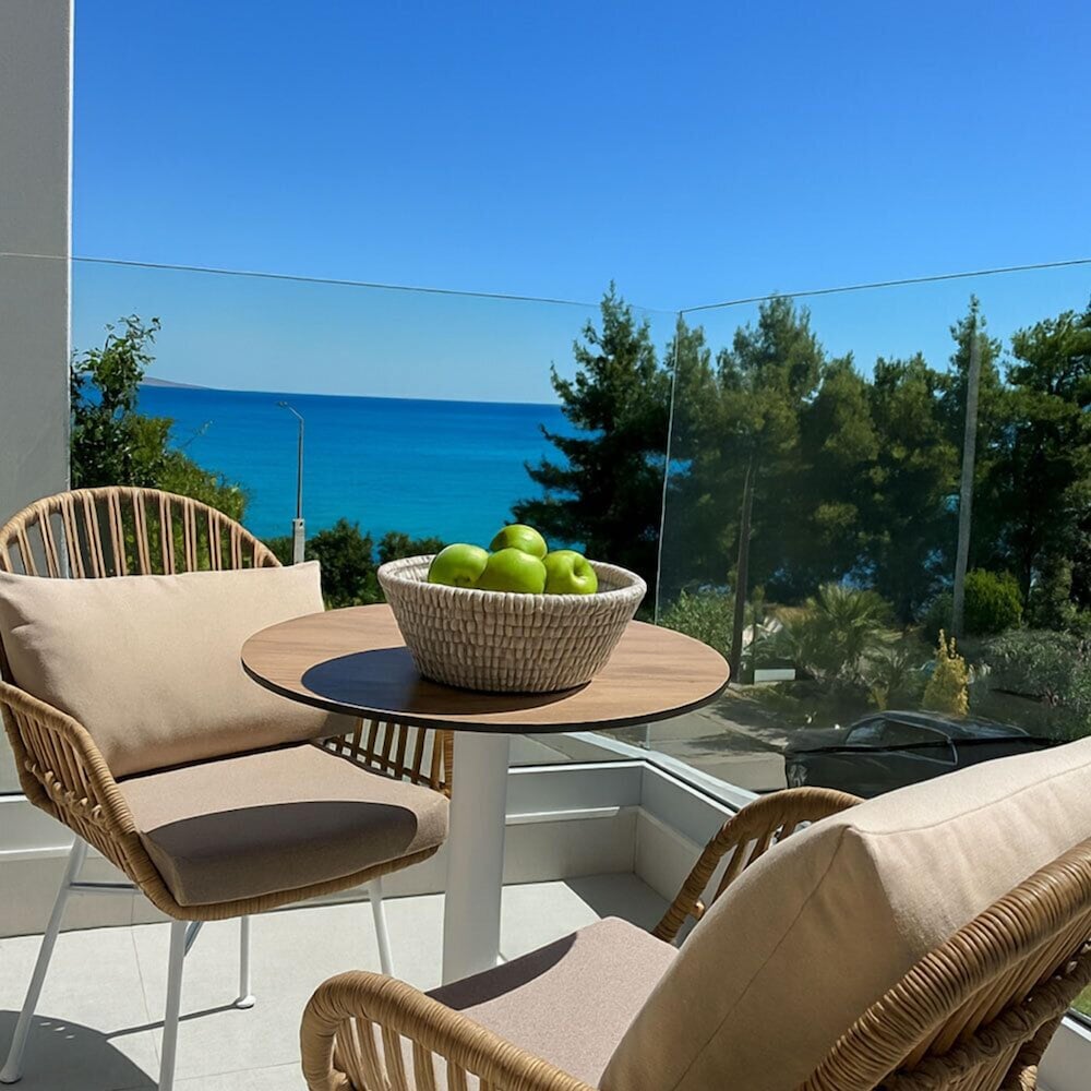 Deluxe Suite, 1 Queen Bed with Sofa bed, Sea View, Garden Area