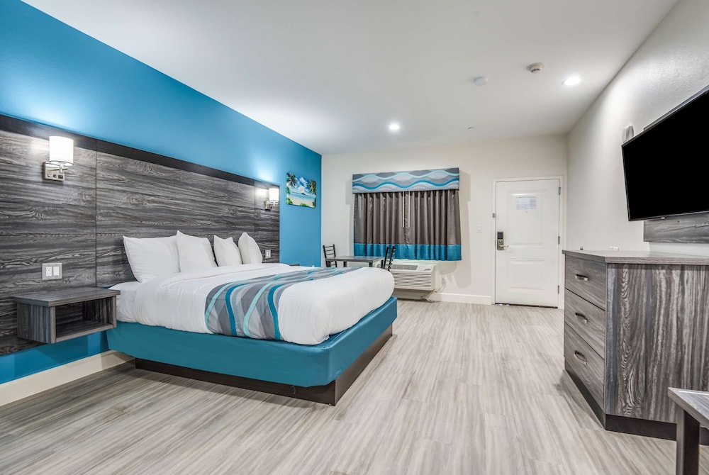 Room, 1 King Bed, Smoking - Photo 2