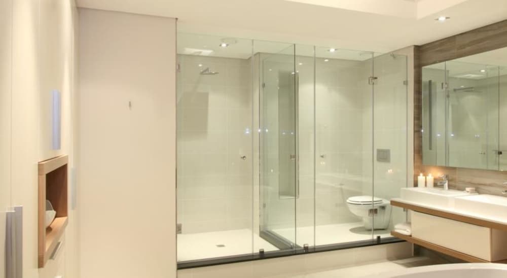 Luxury Two-Bedroom Apartment - Photo 8