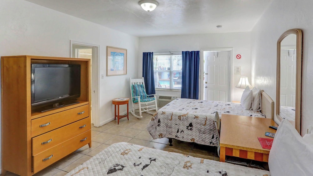 Studio, 2 Queen Beds, Mobility Accessible, Poolside
