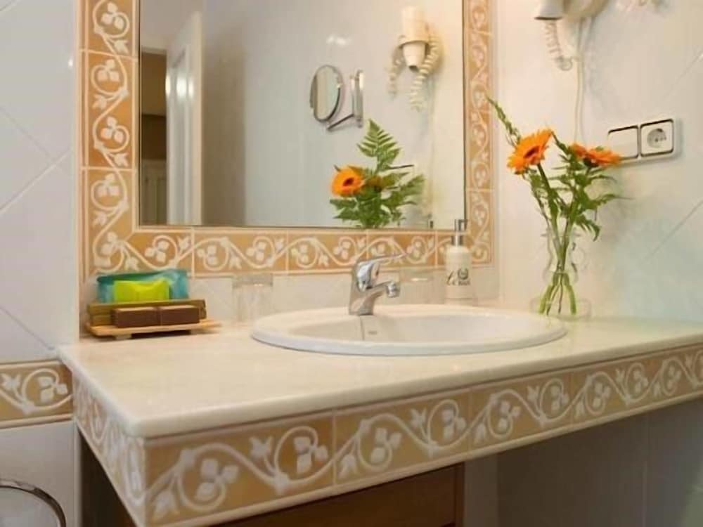 Superior Double Room, Ensuite - Photo 7