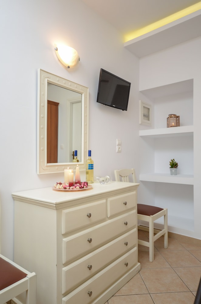 Economy Triple Room (Semi-basement) photo 2